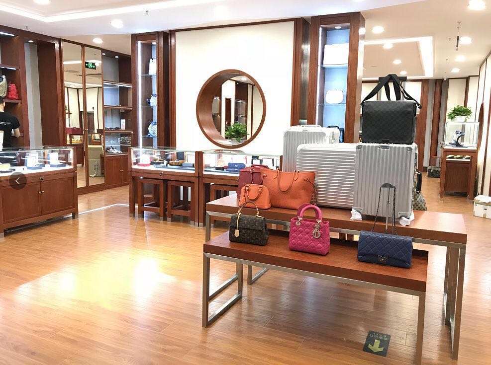 阜昌典当行翠微店奢侈品柜台实景图1